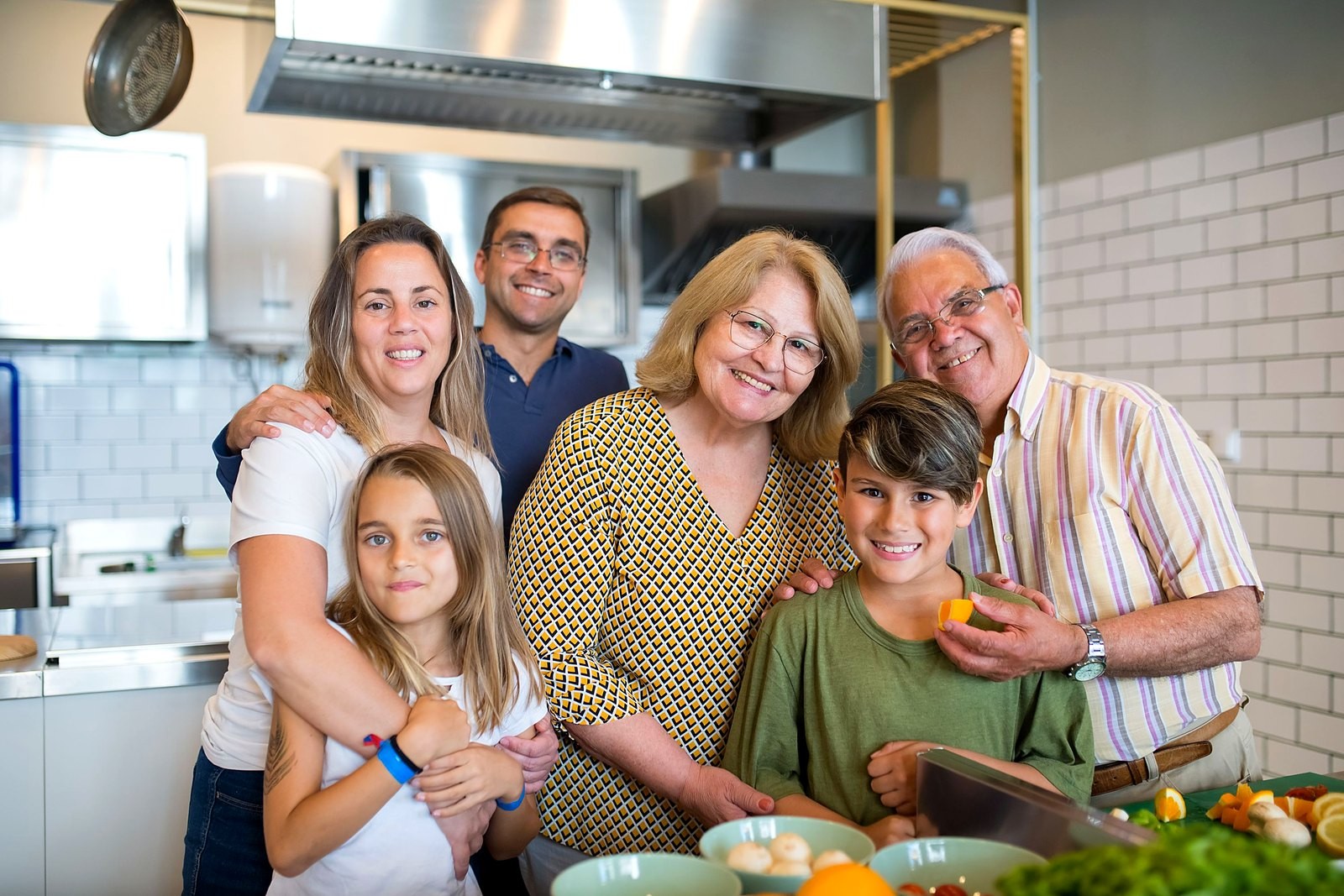 Família reunida em casa preparando uma refeição